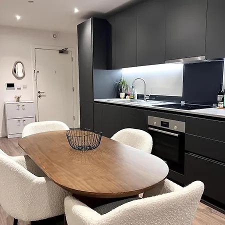 Central Modern Flat 2 Minute Walk To Station